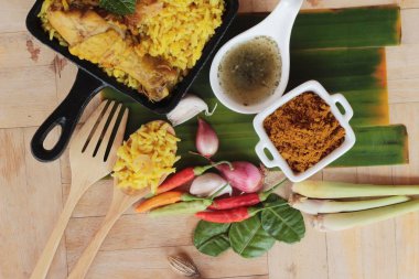 Tavuk biryani pirinç lezzetli ve sos