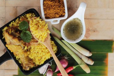 Tavuk biryani pirinç lezzetli ve sos