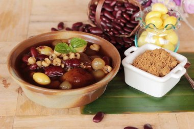 Çin tatlı longan şurubu ile lezzetlidir