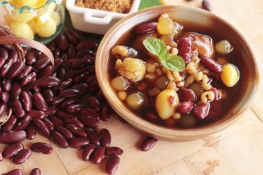 Çin tatlı longan şurubu ile lezzetlidir