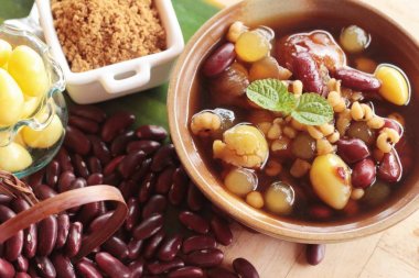 Çin tatlı longan şurubu ile lezzetlidir