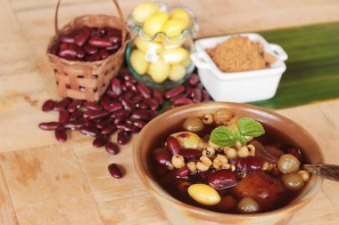 Çin tatlı longan şurubu ile lezzetlidir