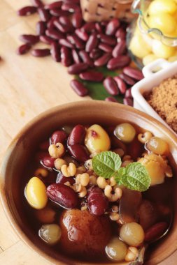 Çin tatlı longan şurubu ile lezzetlidir