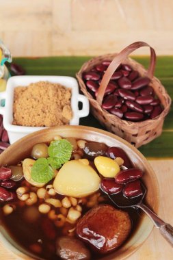 Çin tatlı longan şurubu ile lezzetlidir