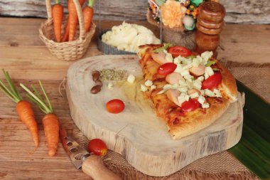 İtalyan pizza ahşap arka plan üzerinde lezzetlidir