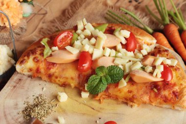 İtalyan pizza ahşap arka plan üzerinde lezzetlidir
