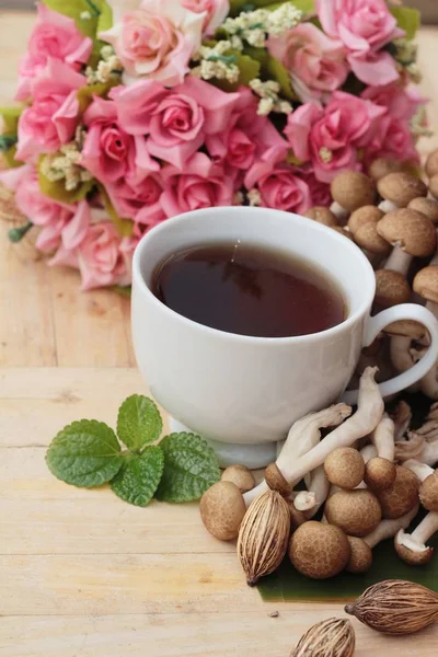 Té de champiñones para la salud y las setas frescas —  Fotos de Stock