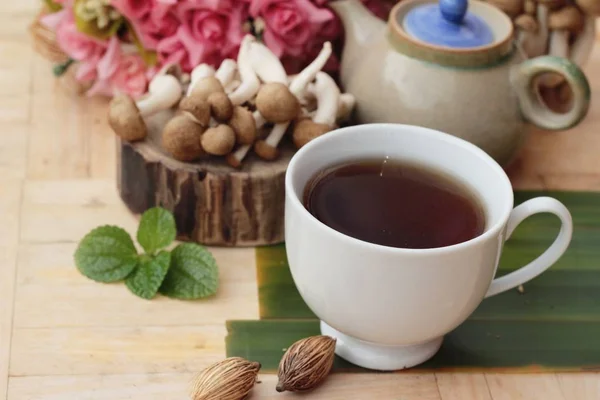 Грибной чай для здоровья и свежие грибы — стоковое фото