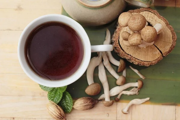 Thé aux champignons pour la santé et champignons frais — Photo