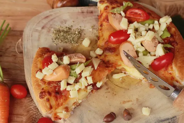Итальянская пицца восхитительна на деревянном фоне — стоковое фото