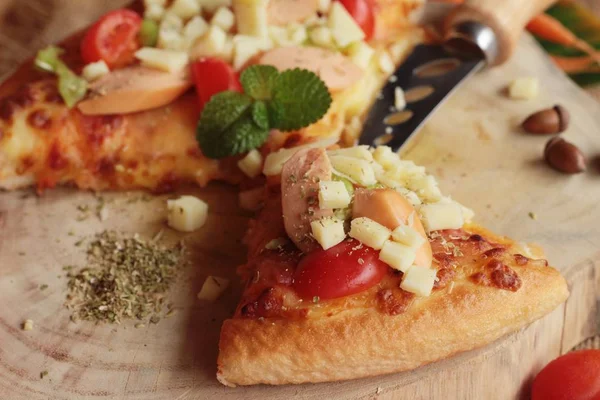 İtalyan pizza ahşap arka plan üzerinde lezzetlidir — Stok fotoğraf