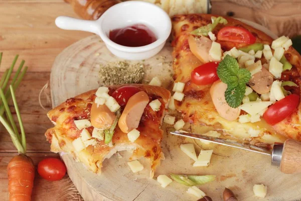 İtalyan pizza ahşap arka plan üzerinde lezzetlidir — Stok fotoğraf