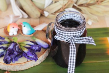 Kelebek bezelye çay ve taze anchan çiçekler