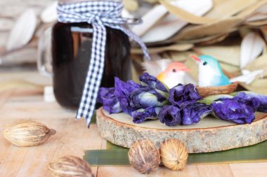 Kelebek bezelye çay ve taze anchan çiçekler