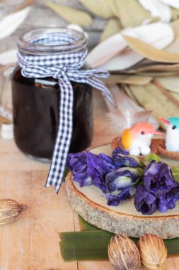 Kelebek bezelye çay ve taze anchan çiçekler