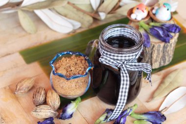 Kelebek bezelye çay ve taze anchan çiçekler