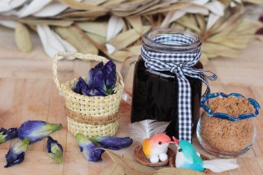 Kelebek bezelye çay ve taze anchan çiçekler