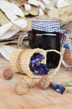 Kelebek bezelye çay ve taze anchan çiçekler