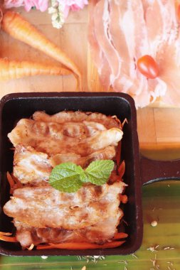 Izgara tava ve taze domuz domuz pastırma