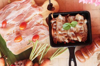 Izgara tava ve taze domuz domuz pastırma