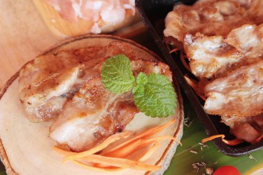 Izgara tava ve taze domuz domuz pastırma