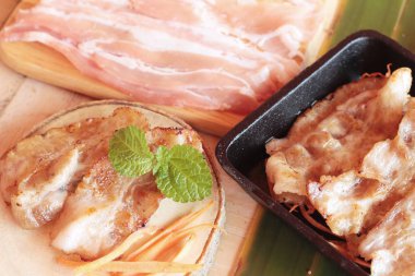 Izgara tava ve taze domuz domuz pastırma