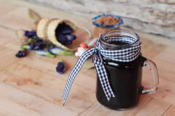 Butterfly pea čaj a čerstvé anchan květiny — Stock fotografie