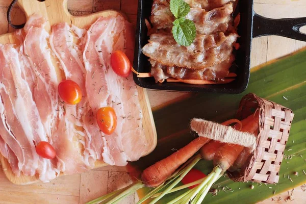 Pancetta di maiale alla griglia su padella e carne di maiale fresca — Foto Stock