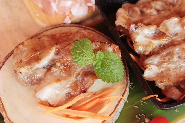 Izgara tava ve taze domuz domuz pastırma