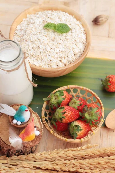 Harina de avena con leche y fresa fresca para la salud — Foto de Stock