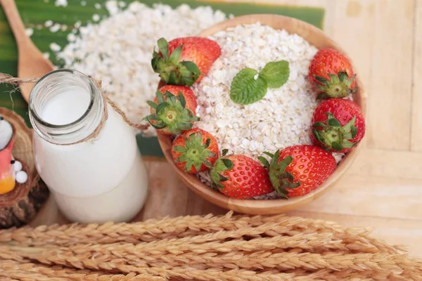 Harina de avena con leche y fresa fresca para la salud — Foto de Stock