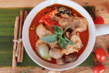 Kızarmış ördek ile kırmızı köri lezzetlidir