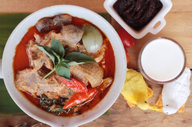 Kızarmış ördek ile kırmızı köri lezzetlidir