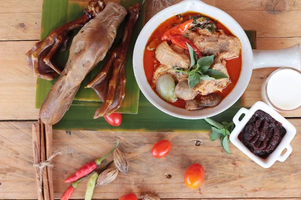 Curry vermelho com pato assado é delicioso — Fotografia de Stock