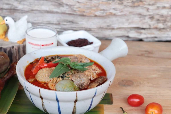 Curry vermelho com pato assado é delicioso — Fotografia de Stock