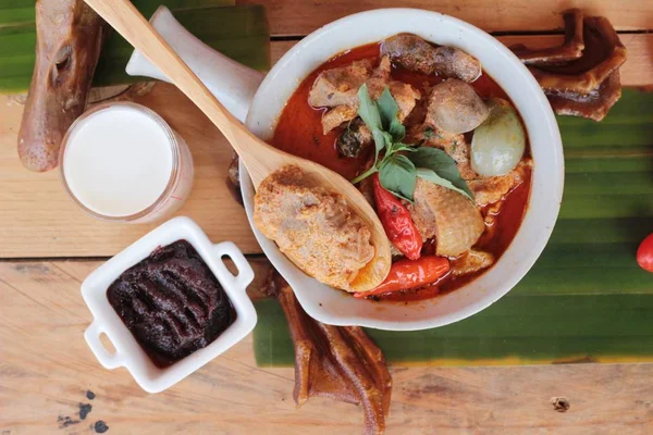 Curry vermelho com pato assado é delicioso — Fotografia de Stock