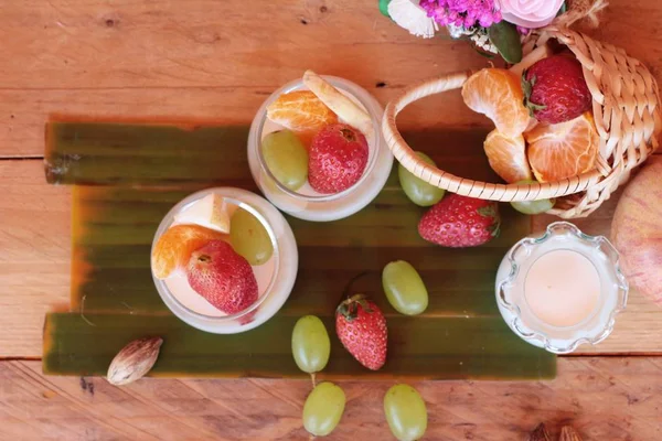 Mix meyve lezzetli taze süt puding — Stok fotoğraf