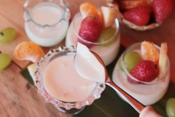 Frischer Milchpudding mit Mischfrüchten lecker — Stockfoto