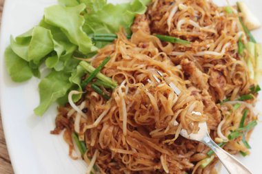 Kızarmış şehriye Tay tarzı ile domuz eti lezzetlidir