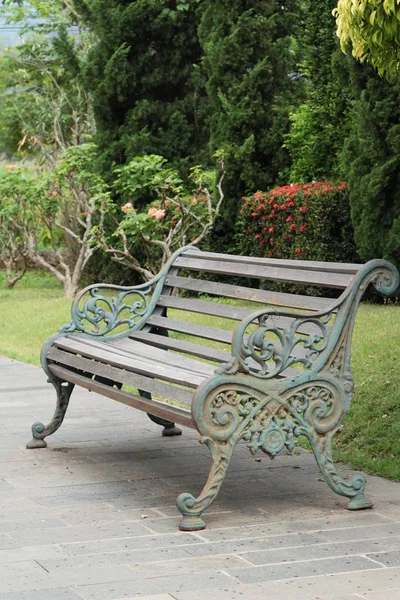 Cadeiras de madeira no estilo vintage jardim — Fotografia de Stock