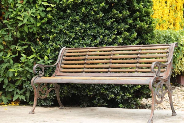 Holzstühle im Garten Vintage-Stil — Stockfoto