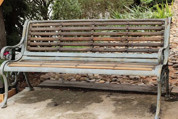 庭のビンテージ スタイルの木製椅子 — ストック写真