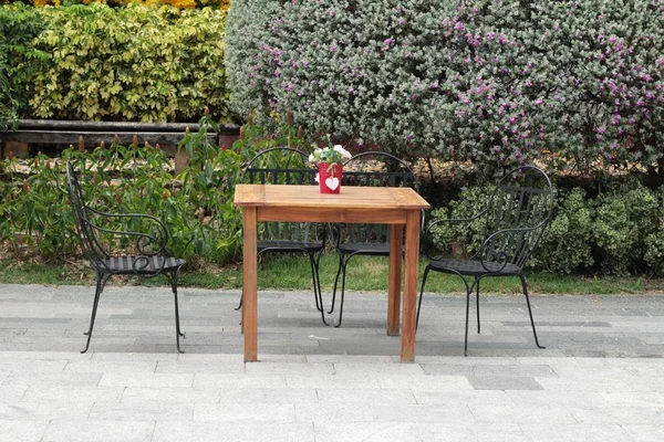 Houten stoelen in de tuin vintage stijl — Stockfoto