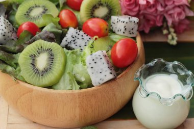 Kivi salata ve sağlık için taze sebze