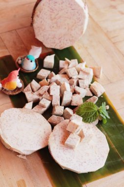 Taro kök ve taro küçük parçalar halinde kesilmiş