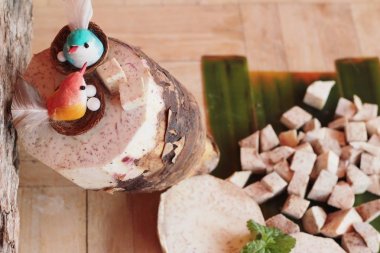 Taro kök ve taro küçük parçalar halinde kesilmiş