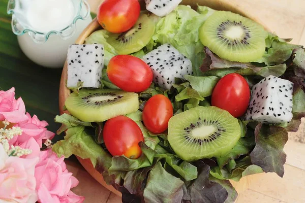 Kiwi sallad och färska grönsaker för hälsa — Stockfoto