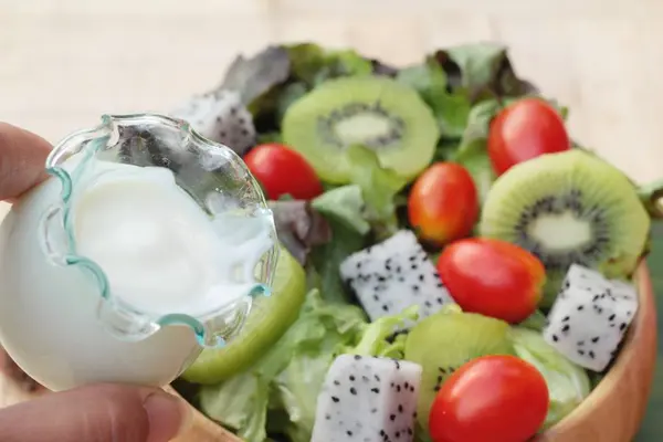 Kiwi-Salat und frisches Gemüse für die Gesundheit — Stockfoto