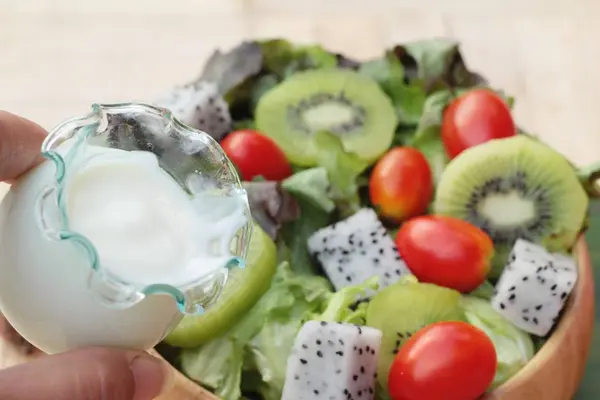 Kiwi sallad och färska grönsaker för hälsa — Stockfoto