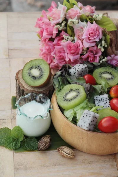 Salad kiwi dan sayuran segar untuk kesehatan — Stok Foto